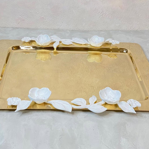 Magnifique plateau de service en métal finition argentée, orné de motifs floraux et de feuilles blanches délicats faits à la main, pour un service élégant. - Product Image 3