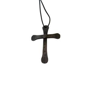 Collier pendentif croix en métal forgé à la main, bijoux chrétiens de type blacksmith, charme en acier martelé aspect antique pour hommes et femmes - Product Image 1