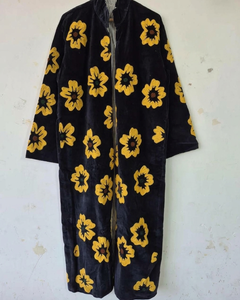 Vente en gros de manteaux longs en velours noir faits à la main, personnalisés, avec un motif floral jaune vibrant, broderie appliquée, style vintage bohème - Product Image 2