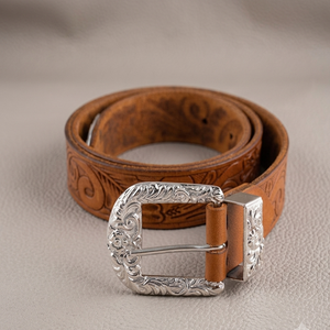 Cinturón de Cuero Estilo Western con Grabado Floral y Hebilla Plateada, Diseño Clásico para Uso Casual, Hecho a Mano, para Hombres y Mujeres - Product Image 4