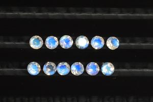 พลอยมูนสโตนสีรุ้งทรงกลมขนาด 4 มม. แบบเจียระไนเหลี่ยม - Product Image 2