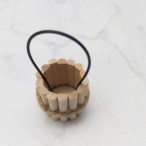 Mini seau en bois artisanal avec accent en ficelle de jute - Charme rustique, décoration pour maison de poupée, poignée flexible, échelle 1:12, artisanat DIY - Product Image 5
