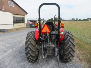 Tractor agrícola 4x4 de 74 HP listo para operaciones de ganado, heno y ranchos - Product Image 2