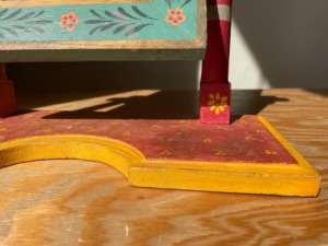 Miroir encadré en bois fait main avec un design floral bohème, base rouge, décoratif, sur pied - Product Image 4