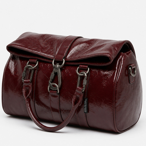 Sac Hobo Demi-Lune Avant-Gardiste en Similicuir Brillant Bordeaux avec Poignée Métallique Ondulée pour Femme - Product Image 2