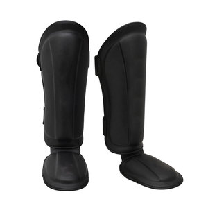 Espinilleras de Boxeo de Alta Calidad para Adultos - Espinilleras Protectoras Ligeras, Duraderas y Ecológicas de Cuero para Hombre, Hechas en Pakistán - Product Image 1