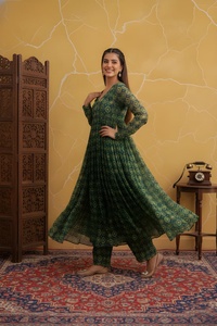 Ensemble pantalon et kurta évasé en soie Delta imprimé feuille d'argent vert pour femme |   Vêtement ethnique à manches longues et col en V - Product Image 6