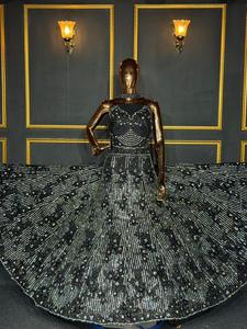 Lehenga choli nupcial de estilo tradicional, con bordado completo de jarkan, un diseño de cinturón atrevido y un amplio vuelo para un estilo grandioso. - Product Image 3