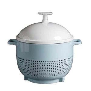 Buffet chauffe-plats moderne bleu et blanc géométrique perforé avec couvercle en forme de dôme - Product Image 1