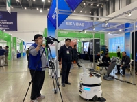 Yüksek Performanslı Ticari Kuru Temizleme Robotu Endüstriyel Verimli Susuz Zemin Temizleyici Fabrika Depo Süpermarket için