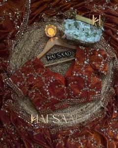 Sari de seda pura para fiestas, con brillo de terciopelo, con lentejuelas de cuentas doradas originales y delicado trabajo manual de cutdana. - Product Image 3