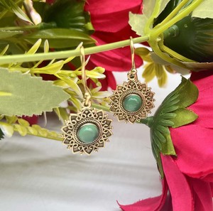 Pendientes Colgantes Vintage Hechos a Mano de Latón con Ónix Verde, Bañados en Oro, con Gema Redonda, Joyería de Aniversario - Product Image 3