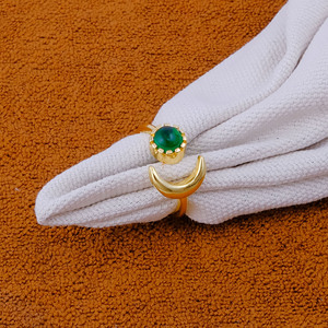 Bague ajustable en forme de croissant de lune avec émeraude verte - Bijou artisanal plaqué or - Idéale pour le quotidien - Product Image 2