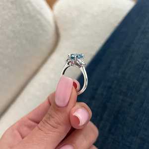 Anillo de tres piedras con moissanita de corte marquesa azul vibrante de 2 quilates para unisex, plata 925 original, regalo de boda o fiesta para ella - Product Image 3