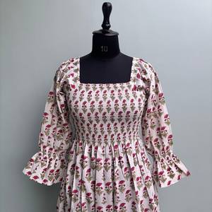 เดรสสั้นคอวี แขนสามส่วน ผ้าฝ้ายพิมพ์ลายดอกไม้แบบแฮนด์บล็อก เป็นมิตรต่อสิ่งแวดล้อม แต่งระบายลูกไม้ทำมือ ซักได้ สไตล์ไคร่า - Product Image 2