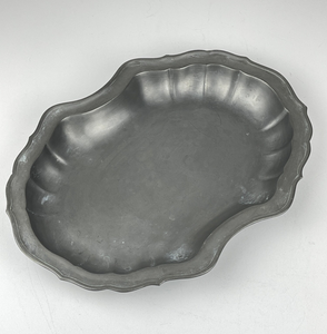 Bandeja Decorativa Tradicional de Metal de Estaño con Borde Festoneado, Plato Decorativo para Decoración del Hogar y Artículos de Hotel - Product Image 1