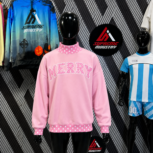 เสื้อผู้ชายแบบสั่งทำพิเศษ ตกแต่งด้วยลายปักตัวอักษร Merry คอตั้ง แขนยาว ลายจุดตัดสี ทรงหลวม ชุดฤดูหนาว 2 ชิ้น สีชมพู คอเต่า - Product Image 1