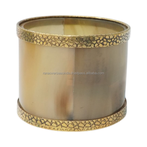 Brazalete ancho hecho a mano con cuerno y latón, con diseño clásico moderno para mujer, disponible en varios tamaños. - Product Image 4