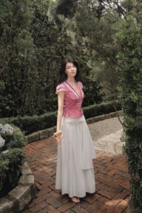 กระโปรงทรงเอเอวสูงสีงาช้างสำหรับผู้หญิง กระโปรงพลีทพลิ้วสไตล์คอทเทจคอร์ พร้อมเข็มขัดผูก ด้านข้างผ่าข้าง ยาวปานกลาง เหมาะสำหรับฤดูใบไม้ผลิและฤดูร้อน รุ่น SABRINA - Product Image 2