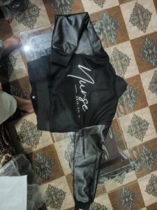 Chaqueta Varsity Corta Premium para Mujer – Cuerpo 100% Lana + Mangas de Cuero Genuino – Chaqueta Bomber Personalizable con Letras - Product Image 6