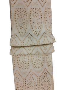 Tissu brodé blanc en jersey/coton avec motif géométrique ajouré et broderie médaillon, matière douce pour robes – Meilleure vente - Product Image 3