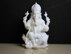 Estatua de Ganesha Sentado sobre Loto Nirmala, Hecha a Mano con Resina Blanca Pura, Artesanía Tradicional para Decoración Espiritual del Hogar - Product Image 2