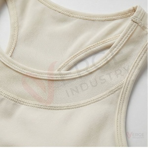 Conjunto de yoga para mujer de 2 piezas: sujetador deportivo de malla con espalda cruzada y leggings de cintura alta hasta la pantorrilla, color beige liso - Product Image 4