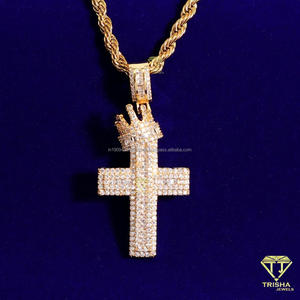 Pendentif croix haut de gamme avec détail couronne et diamant moissanite, en argent sterling 925 plaqué or, bijou statement - Product Image 1