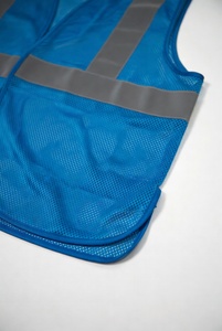 Gilet de sécurité réfléchissant bleu avec panneaux en maille et plusieurs poches pour les travaux de construction et de circulation - Product Image 3