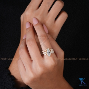 แหวนหมั้นเพชรทรงมาร์คีส์แบบกลุ่มดอกไม้ที่เพาะเลี้ยงในห้องปฏิบัติการ พร้อมแหวนแต่งงานแบบโค้งประดับเพชร ชุดเจ้าสาวทองคำ 14K สีเหลือง สำหรับเธอ - Product Image 4