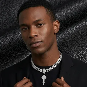 Collier pour homme avec pendentif croix serti de zircons, chaîne Figaro, plaqué or 18 carats, alliage de zinc, bijoux hip-hop, zircone cubique taille ronde - Product Image 1