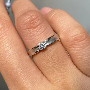 Anillo Solitario con Diamante Cultivado en Laboratorio, Acabado Mate, Oro Sólido de 14k, Unisex, para Uso Diario - Product Image 1