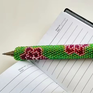 Bolígrafos Personalizados con Bordado de Cuentas, Patrones Vibrantes de Cuentas de Semillas, Hechos a Mano, Únicos, Decorativos, para Oficina, Collage, Escuela - Product Image 1