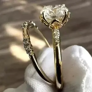 Anillo de Compromiso con Moissanita de Corte Redondo de 3.66 TCW, Plata de Ley, Engaste de Puntas, Diamante Tishya - Product Image 4