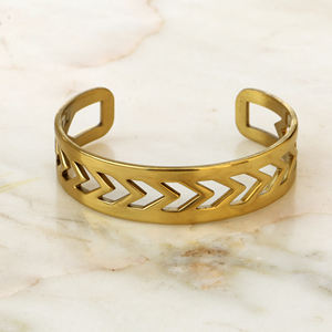 Brazalete de Latón Hecho a Mano - Brazalete Geométrico con Diseño de Chevron - Joyería Minimalista Abierta para Mujer - Product Image 5