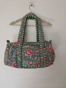 Sac de voyage matelassé en coton à imprimé floral vert, fermeture éclair, doubles poignées |   Sac de week-end unisexe léger 20-35L - Product Image 2