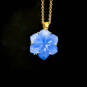 จี้รูปดอกไม้แคลซิโดนีสีน้ำเงิน AAA แกะสลักด้วยมือ สร้อยคอคริสตัลรูปดอกไม้สำหรับผู้หญิง จี้พลอย งานแฮนด์เมดสำหรับทำเครื่องประดับ - Product Image 5