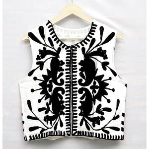 <b>Women's</b> <b>White</b> Sleeveless Crop <b>Top</b> Round Neck Black Floral Embroidery Knitted <b>Vest</b> Breathable Winter Autumn Casual Jacket - Product Image 1