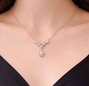สร้อยคอจี้รูปผีเสื้อประดับเพชรสามเม็ดทรงวงแหวน ทองคำขาว 14K สุดหรู เครื่องประดับชั้นดีสำหรับผู้หญิง ของขวัญวันครบรอบ รุ่นใหม่ล่าสุด - Product Image 3