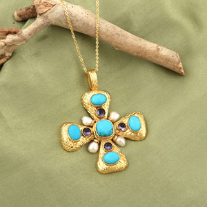 Nouveau collier tendance en métal texturé plaqué or avec pendentif croix de Jésus, orné de breloques en perles, turquoise bleue et zircon cubique violet. - Product Image 6