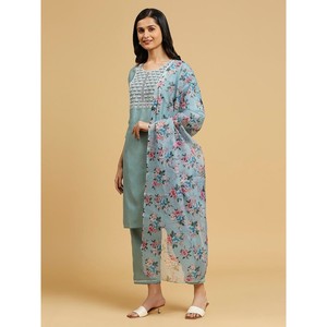 Ensemble haut et bas en organza brodé avec des sequins et un dupatta imprimé numérique Pista - Product Image 5