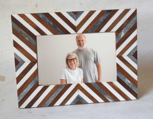 Cadre photo rectangulaire élégant et orné en résine et bois 5x7 avec impression numérique couleur, léger, pour décoration de table à la maison - Product Image 4