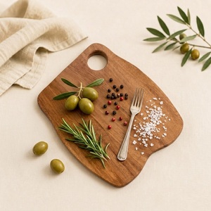 Planche à découper en bois d'acacia artisanale de qualité supérieure, écologique, de forme irrégulière, pour la cuisine et le service gastronomique - Product Image 2