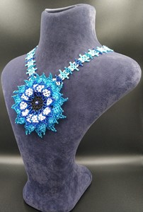 Collier léger ethnique et artisanal en perles bleues motif tournesol, ras-de-cou en perles de verre pour anniversaire, tenue de soirée - Product Image 5
