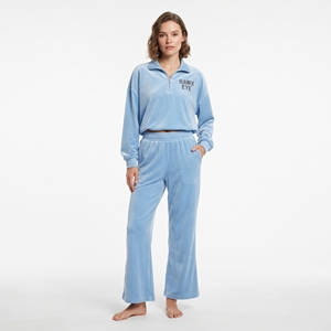 Conjunto de dos piezas de terciopelo para mujer al por mayor: Sudadera corta con cremallera de un cuarto, cuello vuelto y hombros caídos, y pantalón jogger de pierna ancha. - Product Image 5