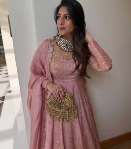 Conjunto de Lehenga y Dupatta de Algodón Micro Pesado GMY con Bordado de Seda y Lentejuelas, con Mangas - Product Image 2