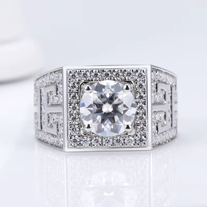 Bague signet unisexe en or 18 carats avec diamant de laboratoire taille brillant rond et pierres latérales pavées, certifiée IGI - Product Image 2