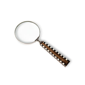 Loupe de lecture décorative de style antique avec poignée en résine à carreaux noirs et blancs et finition en laiton - Product Image 2