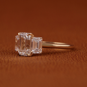แหวนเพชรทรงเอเมอรัลด์คัทสามเม็ด ทองคำแท้ 14k เพชร CVD รับรองโดย IGI เครื่องประดับเจ้าสาวสำหรับผู้หญิง - Product Image 3