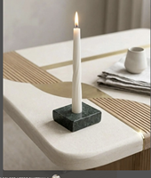 Ensemble de porte-bougies en marbre de qualité supérieure avec plateau décoratif en métal pour centre de table, décoration intérieure élégante et salle à manger.